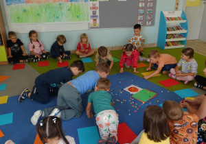 Dzieci zbierają kropki