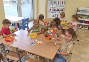 Dzieci z grupy Stokrotki tworzą opaski