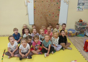 Dzieci z grupy Rumianki na tle kropkowego drzewa