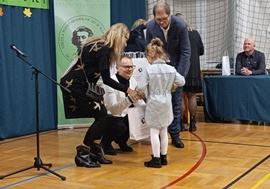 Wręczenie nagrody za zdobycie pierwszego miejsca w konkursie recytatorskim