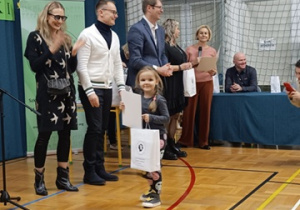 wręczenie nagrody za zdobycie drugiego miejsca w konkursie recytatorskim