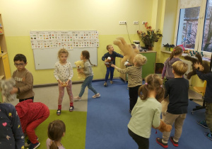 Tańce z misiami w Słonecznikach.