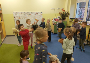 Tańce z misiami w Słonecznikach.