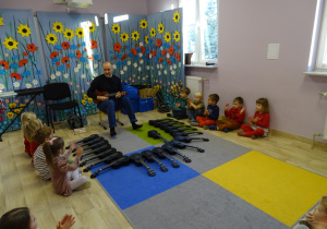 Dzieci z grupy Rumianki na zajęciach