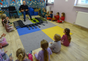 Pan Michał wita dzieci