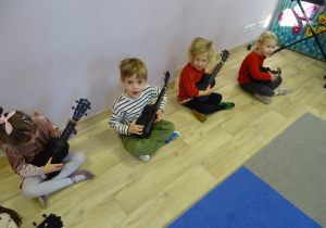 Dzieci grają na ukulele