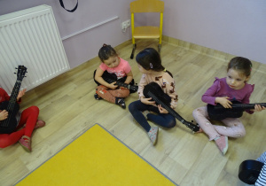 Dziewczynki trzymają instrument