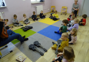 Dzieci z grupy Stokrotki grają na ukulele