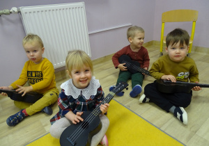 Dzieci z grupy Bratki grają na ukulele
