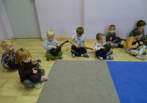 Dzieci z grupy Bratki grają na ukulele