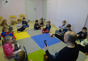 Dzieci z grupy Słoneczniki grają na ukulele