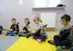 Dzieci z grupy Chabry grają na ukulele