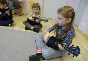 Dziewczynka trzyma gitarę