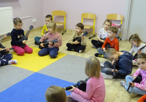 Dzieci grają na ukulele