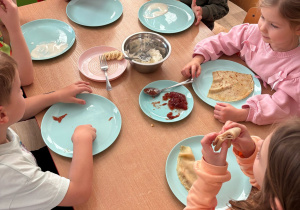 Starszaki podczas obiadu samodzielnie przygotowują naleśniki.