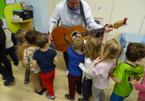 dzieci grają na gitarze