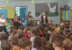 Dzieci tańczą koci taniec