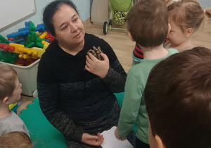 Dzieci zapoznają się z żółwiem