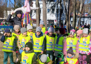 Dzieci pozują z Marzanną