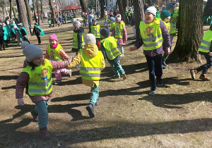 Dzieci cieszą się w powitania wiosny