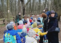 Dzieci szukają na drzewach budek lęgowych
