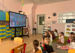 Oglądanie filmu edukacyjnego w grupie Maki
