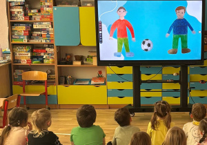 Oglądanie filmu edukacyjnego w grupie Maki