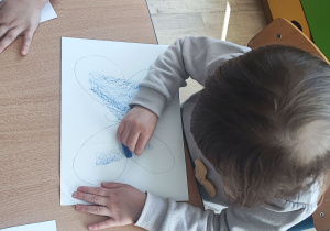 dzieci kolorują motyla