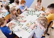 Niezapominajki przygotowują się do wykonania miseczek z gliny.