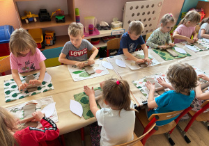 Praca z gliną i wałkiem.