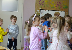 Niezapominajki, Maki i Chabry podczas koncertu muzycznego.