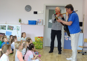 Niezapominajki, Maki i Chabry podczas koncertu muzycznego.