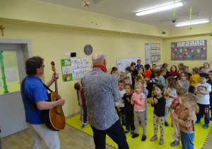 Słoneczniki i Rumianki podczas koncertu muzycznego.