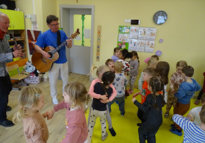 Słoneczniki i Rumianki podczas koncertu muzycznego.