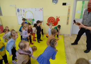 Stokrotki i Bratki podczas koncertu muzycznego.