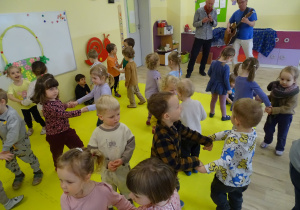 Stokrotki i Bratki podczas koncertu muzycznego.