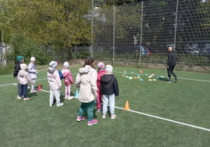 Dzieci z grupy Maki podczas zajęć sportowych.