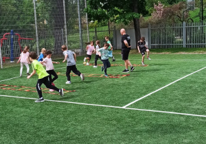 Dzieci z grupy Chabry podczas zajęć sportowych.