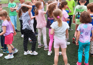 Dzieci z grupy Chabry podczas zajęć sportowych.