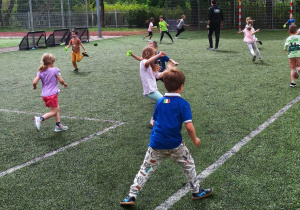 Dzieci z grupy Chabry podczas zajęć sportowych.