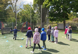 Dzieci z grupy Słoneczniki podczas zajęć sportowych.