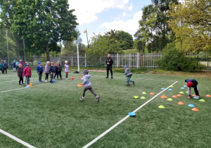 Dzieci z grupy Słoneczniki podczas zajęć sportowych.