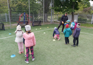 Dzieci z grupy Słoneczniki podczas zajęć sportowych.