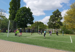 Dzieci z grupy Słoneczniki podczas zajęć sportowych.