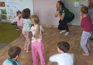 Dzieci z grupy Chabry podczas ćwiczeń.