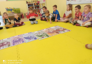 Dzieci zapoznają się z polskimi banknotami
