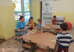 Dzieci otrzymują książeczki