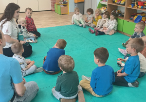 Dzieci słuchają co mówi Pani