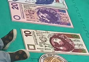 Dzieci zapoznają się z polskimi banknotami