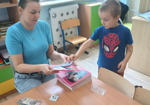 Dzieci z Bratkó dostają książeczki